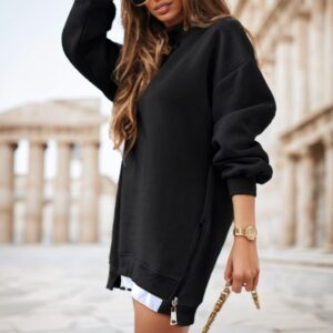 A Solid-colored Long-sleeved Top For Ladies